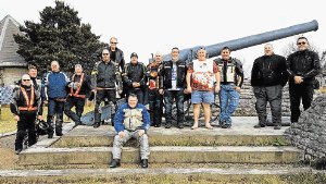 HISTORICAL CANNON: The bikers with the replica of the Long Tom cannon used by the Boer commandos against the British forces near Sabie during the second Anglo-Boer War in 1900. It is a replica because all four of the original guns were destroyed when hostilities ended. Picture: Supplied 